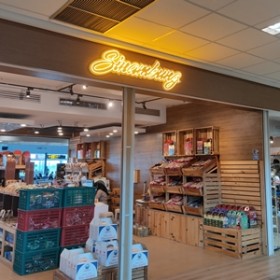 shop & dine